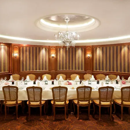 Chateau Frontenac 4* パリ