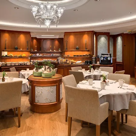 Chateau Frontenac 4* パリ