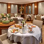 Chateau Frontenac Hotel 4*