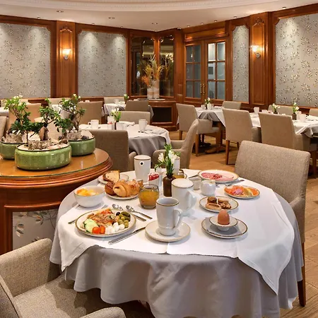 Chateau Frontenac Hotel 4*