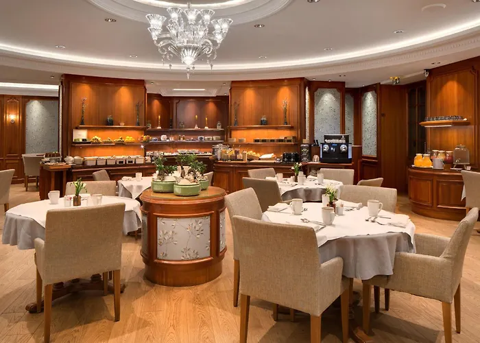 Chateau Frontenac 4* パリ